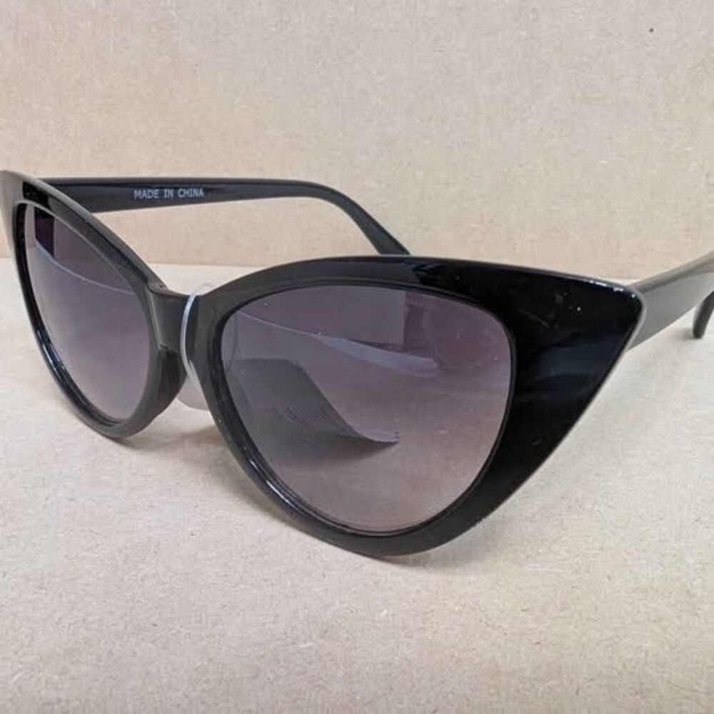 Black Cat Eye Sunglasses - Y2K Retro Chic Petite Shaded Sunnies